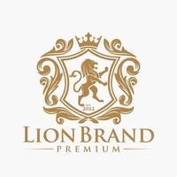 logo héraldique de crête de lion de luxe. élégante icône de bouclier héraldique en or. emblème d'identité de marque premium. symbole de l'étiquette de la société des armoiries royales. illustration vectorielle moderne. vecteur