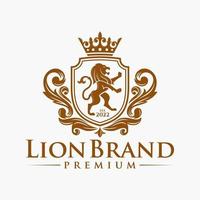 logo héraldique de crête de lion de luxe. élégante icône de bouclier héraldique en or. emblème d'identité de marque premium. symbole de l'étiquette de la société des armoiries royales. illustration vectorielle moderne. vecteur