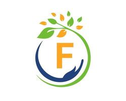 lettre f logo caritatif avec main, feuille et concept. logotype de fondation pour le soin des mains vecteur