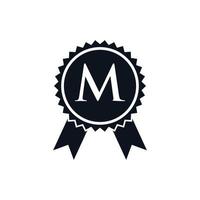 badge de médaille certifié gagnant sur le modèle de logo m. signe d'insigne de best-seller vecteur