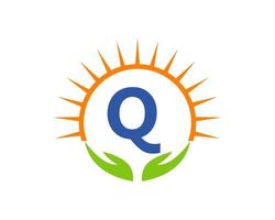 logo de charité avec concept de main, de soleil et de lettre q. charité logo modèle don organisation logotype vecteur