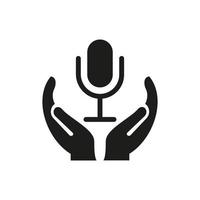 création de logo de microphone à main. logo de microphone avec vecteur de concept de main. création de logo main et microphone