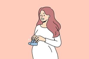 souriante jeune femme enceinte tenant des chaussures de bébé dans les mains excitée par la maternité. heureuse future mère en attente de parentalité. grossesse. illustration vectorielle. vecteur
