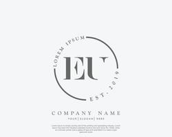 monogramme de beauté du logo féminin initial de l'ue et création de logo élégante, logo manuscrit de la signature initiale, mariage, mode, floral et botanique avec modèle créatif vecteur