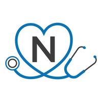 logo médical sur le modèle de lettre n. logo de médecins avec vecteur de signe de stéthoscope