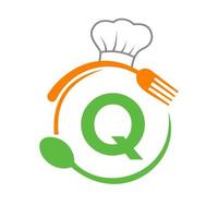 logo de la lettre q avec chapeau de chef, cuillère et fourchette pour le logo du restaurant. logo de restaurant vecteur