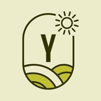 modèle d'emblème de logo lettre y agriculture. agro-ferme, agro-industrie, panneau éco-ferme avec soleil et symbole de champ agricole vecteur