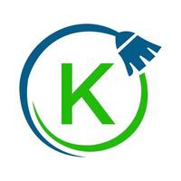 logo de nettoyage de maison de ménage sur le concept de lettre k. icône de brosse de nettoyage logotype femme de ménage vecteur
