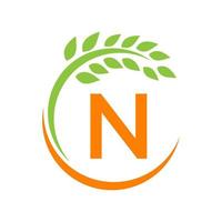 logo de l'agriculture sur le concept de lettre n. agriculture et pâturage agricole, lait, logo de la grange vecteur