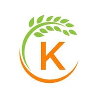 logo de l'agriculture sur le concept de lettre k. agriculture et pâturage agricole, lait, logo de la grange vecteur