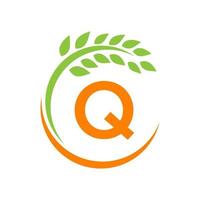 logo de l'agriculture sur le concept de lettre q. agriculture et pâturage agricole, lait, logo de la grange vecteur