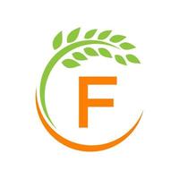logo de l'agriculture sur le concept de lettre f. agriculture et pâturage agricole, lait, logo de la grange vecteur