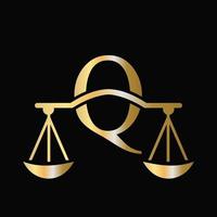 création de logo de loi d'avocat à l'échelle de la lettre q. pilier initial, cabinet d'avocats, conception de signe d'avocat vecteur