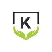 logo de mains d'aide caritative sur le modèle de concept de lettre k. soins, partage, charité, santé médicale, création de logo d'organisation de dons vecteur