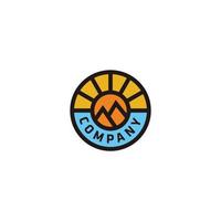 montagne avec soleil logo design vecteur icône timbre