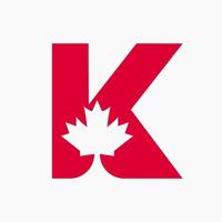 logo d'érable rouge canadien sur le symbole vectoriel lettre k. concept de feuille d'érable pour l'identité de l'entreprise canadienne