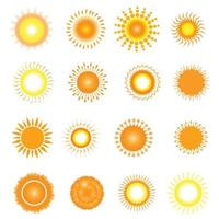 jeu d'icônes de soleil. soleil de doodle vecteur drôle. été, lumière du soleil, nature, ciel. conception plate de vecteur. isolé sur fond blanc. ensemble dessiné à la main. jeu de symboles vectoriels d'icône de soleil. un groupe de formes pour le soleil.