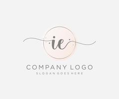 initiale c'est-à-dire logo féminin. utilisable pour les logos nature, salon, spa, cosmétique et beauté. élément de modèle de conception de logo vectoriel plat.