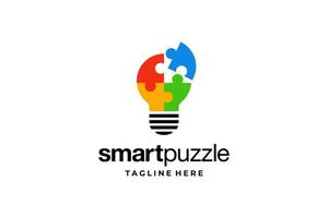 logo d'ampoule d'idée de puzzle intelligent coloré vecteur