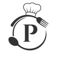 logo du restaurant sur le concept de la lettre p avec toque, cuillère et fourchette pour le logo du restaurant vecteur