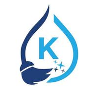 logo de nettoyage de femme de chambre sur la lettre k. signe de maison propre, brosse de nettoyage de logo propre et modèle de concept de goutte d'eau vecteur