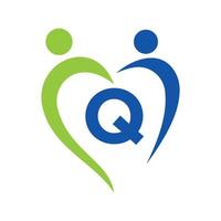 logo de soins communautaires sur le modèle vectoriel lettre q. travail d'équipe, cœur, personnes, soins familiaux, logos d'amour. fondation caritative signe de don de charité créatif