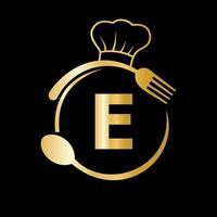 logo du restaurant sur la lettre e avec le chapeau du chef, le symbole de la cuillère et de la fourchette pour le signe de la cuisine, l'icône du café, le restaurant, l'image vectorielle de l'entreprise de cuisine vecteur