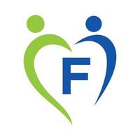 logo de soins communautaires sur le modèle vectoriel lettre f. travail d'équipe, cœur, personnes, soins familiaux, logos d'amour. fondation caritative signe de don de charité créatif