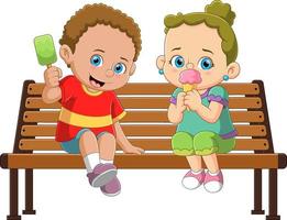 un garçon et une fille assis sur des chaises de parc mangeant de la glace vecteur