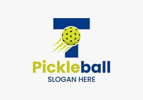 concept de logo lettre t pickleball avec symbole de pickleball en mouvement. modèle de vecteur de logo de boule de cornichon