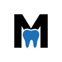 concept de logo dentaire lettre m avec modèle vectoriel de symbole de dents