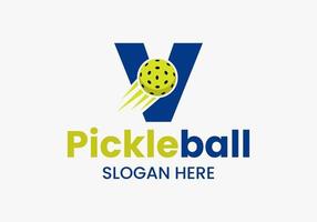 concept de logo lettre v pickleball avec symbole de pickleball en mouvement. modèle de vecteur de logo de boule de cornichon