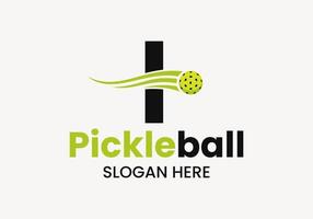 concept de logo lettre i pickleball avec symbole de pickleball en mouvement. modèle de vecteur de logo de boule de cornichon