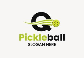 concept de logo lettre q pickleball avec symbole de pickleball en mouvement. modèle de vecteur de logo de boule de cornichon