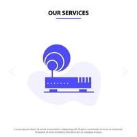 nos services matériel de connexion réseau internet icône de glyphe solide modèle de carte web vecteur