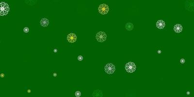 modèle de doodle vecteur vert clair avec des fleurs.