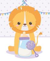 baby shower, petit lion assis avec hochet et bouteille de lait, célébration bienvenue nouveau-né vecteur