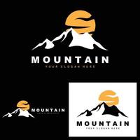 création de logo de montagne, lieu de vecteur pour randonneur amoureux de la nature