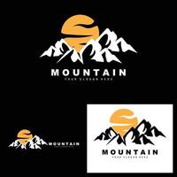 création de logo de montagne, lieu de vecteur pour randonneur amoureux de la nature