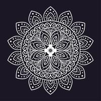 mandala de luxe fleur blanche sur fond sombre, mandala de luxe vintage, décoration ornementale vecteur