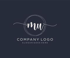 logo mu féminin initial. utilisable pour les logos nature, salon, spa, cosmétique et beauté. élément de modèle de conception de logo vectoriel plat.