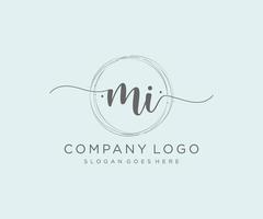 logo mi féminin initial. utilisable pour les logos nature, salon, spa, cosmétique et beauté. élément de modèle de conception de logo vectoriel plat.