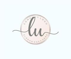 logo féminin lu initial. utilisable pour les logos nature, salon, spa, cosmétique et beauté. élément de modèle de conception de logo vectoriel plat.