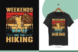 les week-ends sont pour la randonnée - modèle de conception de t-shirt de randonnée d'aventure de style rétro vintage. illustration vectorielle avec des silhouettes de randonneur, de montagne et de colline à imprimer, des chemises, des sacs, des tasses et des oreillers. vecteur