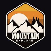 montagne aventure en plein air étiquette vector illustration rétro vintage badge autocollant et t-shirt design