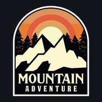 montagne aventure en plein air étiquette vector illustration rétro vintage badge autocollant et t-shirt design