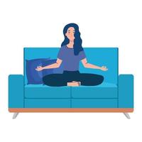 femme méditant assis dans un canapé, concept pour le yoga, la méditation, se détendre, mode de vie sain