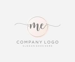 initiale moi logo féminin. utilisable pour les logos nature, salon, spa, cosmétique et beauté. élément de modèle de conception de logo vectoriel plat.