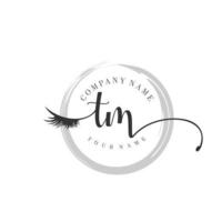 initiale tm logo écriture salon de beauté mode luxe moderne monogramme vecteur