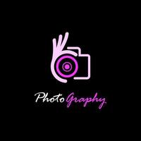 logo de photographie avec appareil photo et main tenant en forme